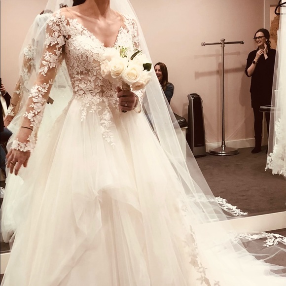 Pronovias wedding dress and veil - Picture 3 of 4